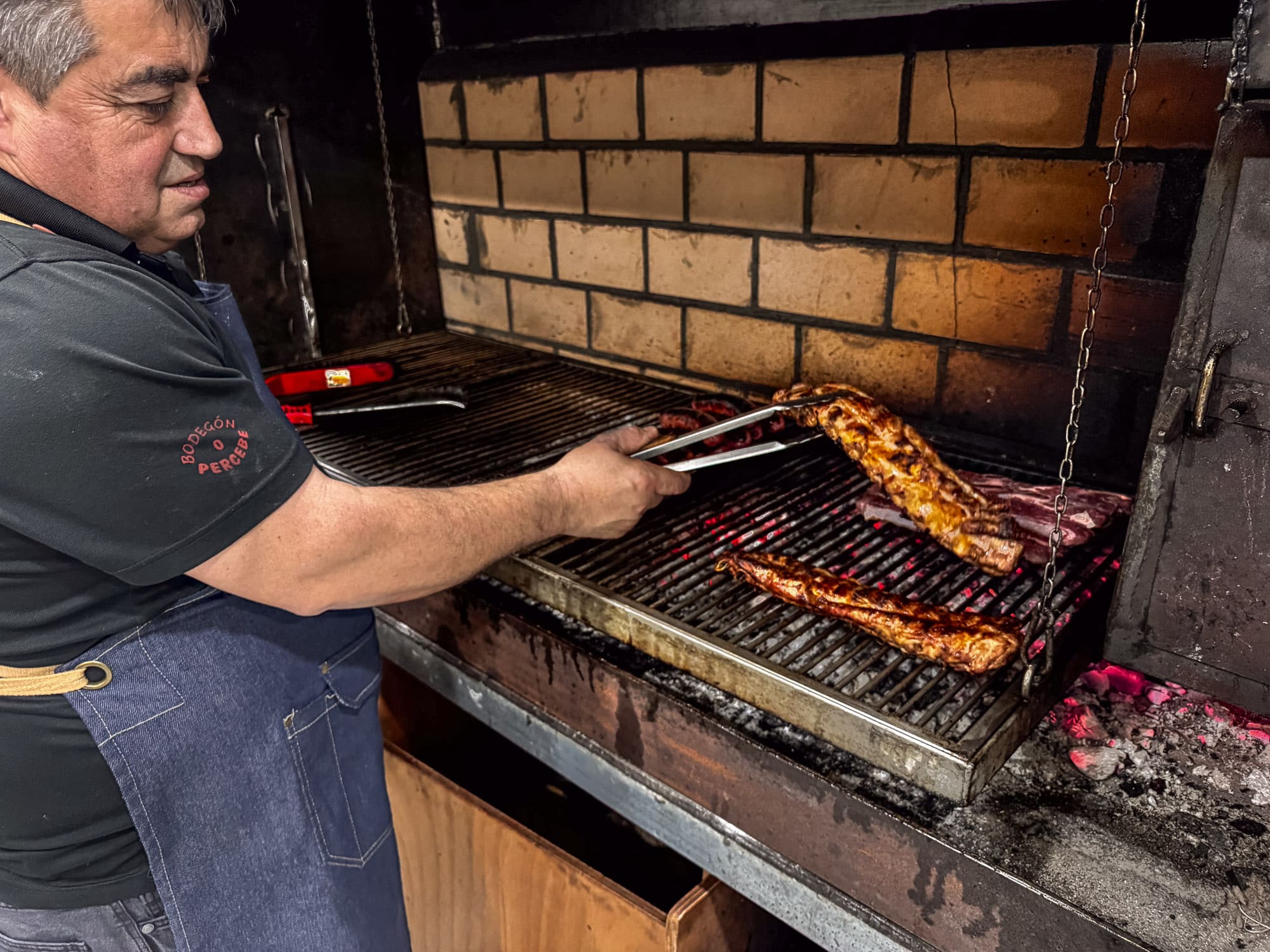 Pedro cocinando en parrilla