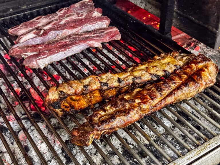 Pedro cocinando en parrilla