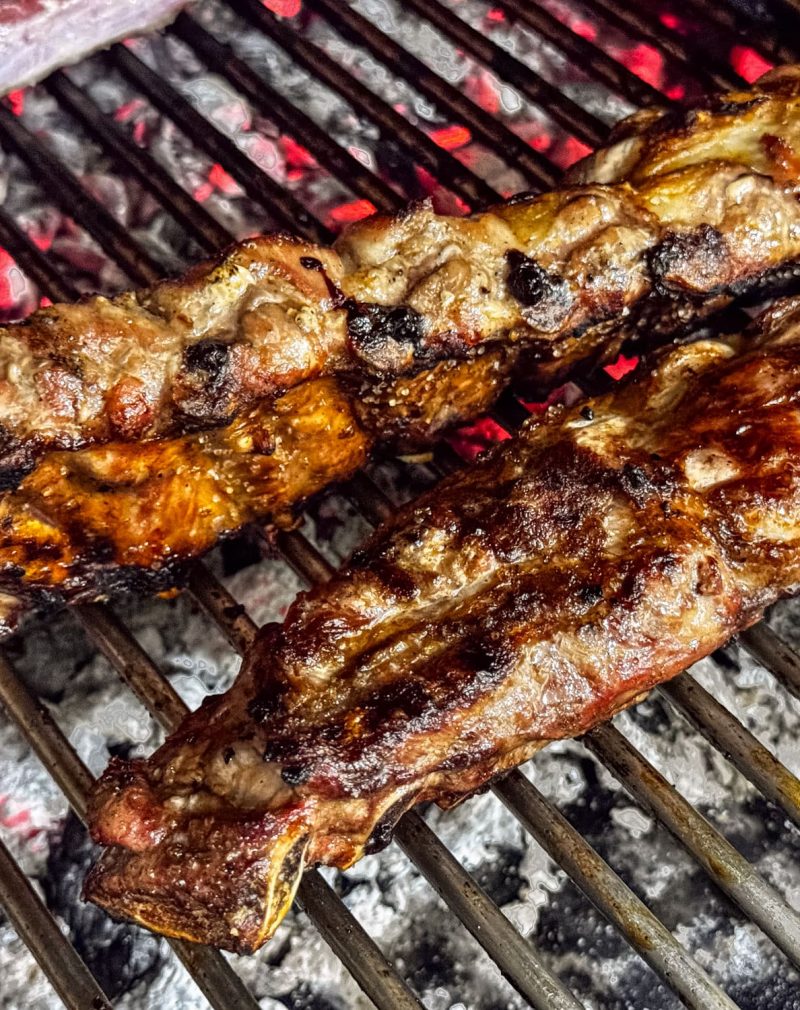 Tiras de churrasco en parilla